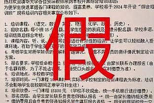 记者：裁判鸣哨后韦世豪依然大脚将球踢出界，被出示黄牌